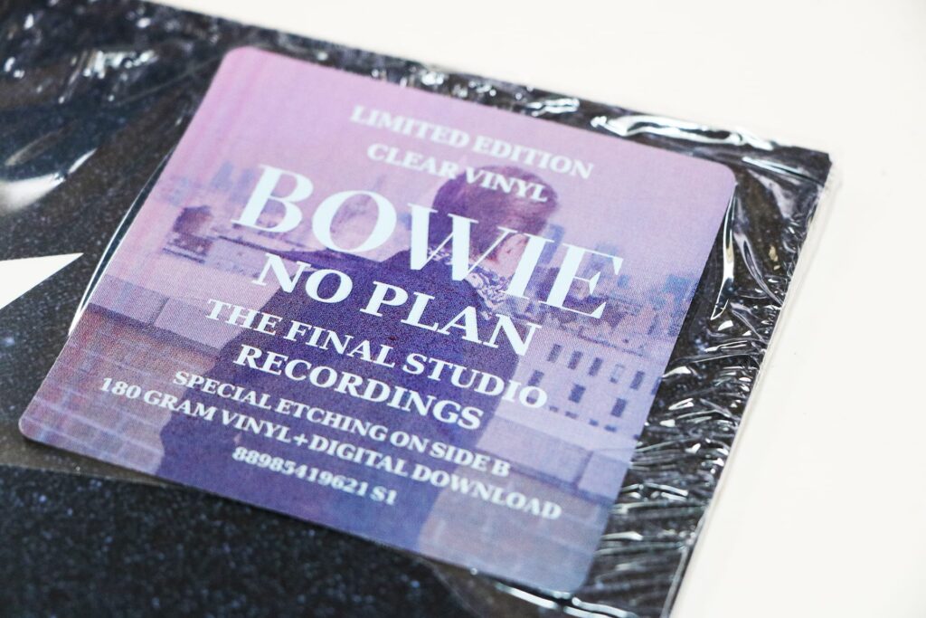 デヴィッド・ボウイの「No Plan – EP」アナログ盤クリアブルー・ヴァイナルが到着。B面のスペシャル・エッチングがカッコいい！！ | ブルーレディ
